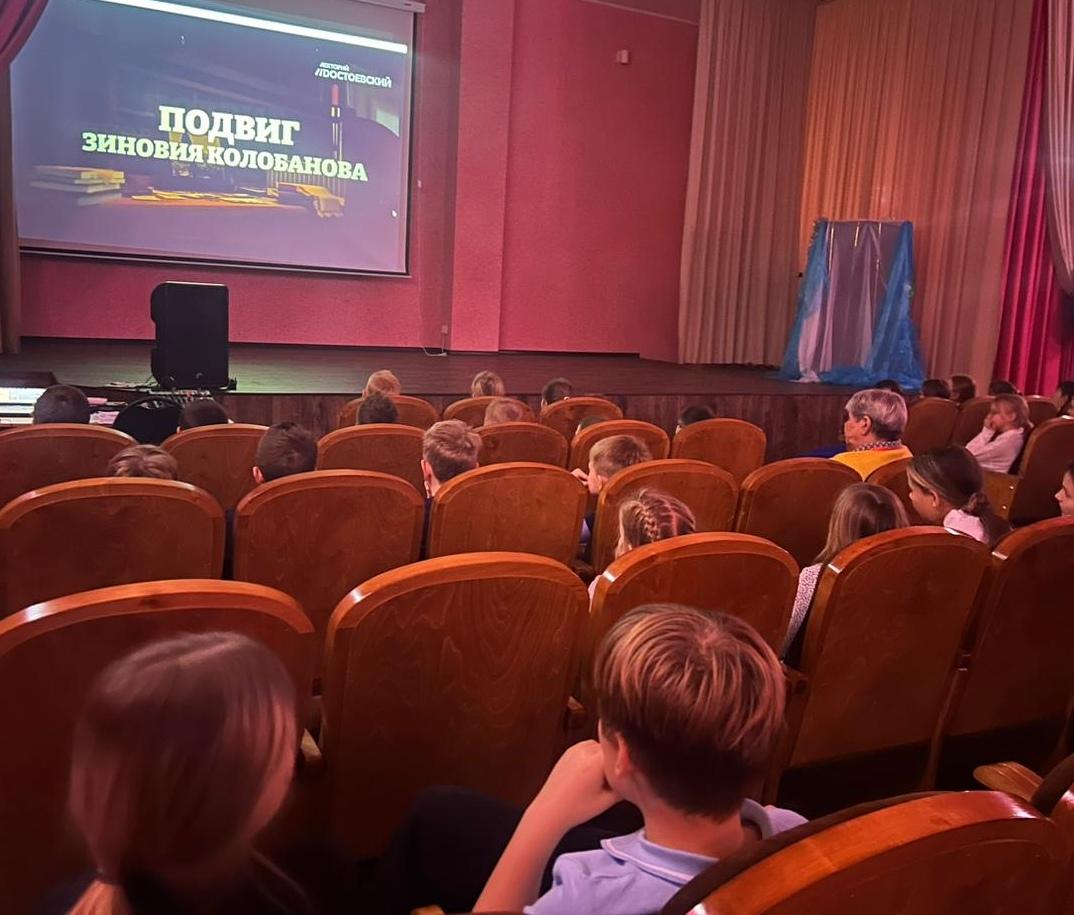 Сегодня в нашей школе состоялись мероприятия ко Дню блокадного Ленинграда.