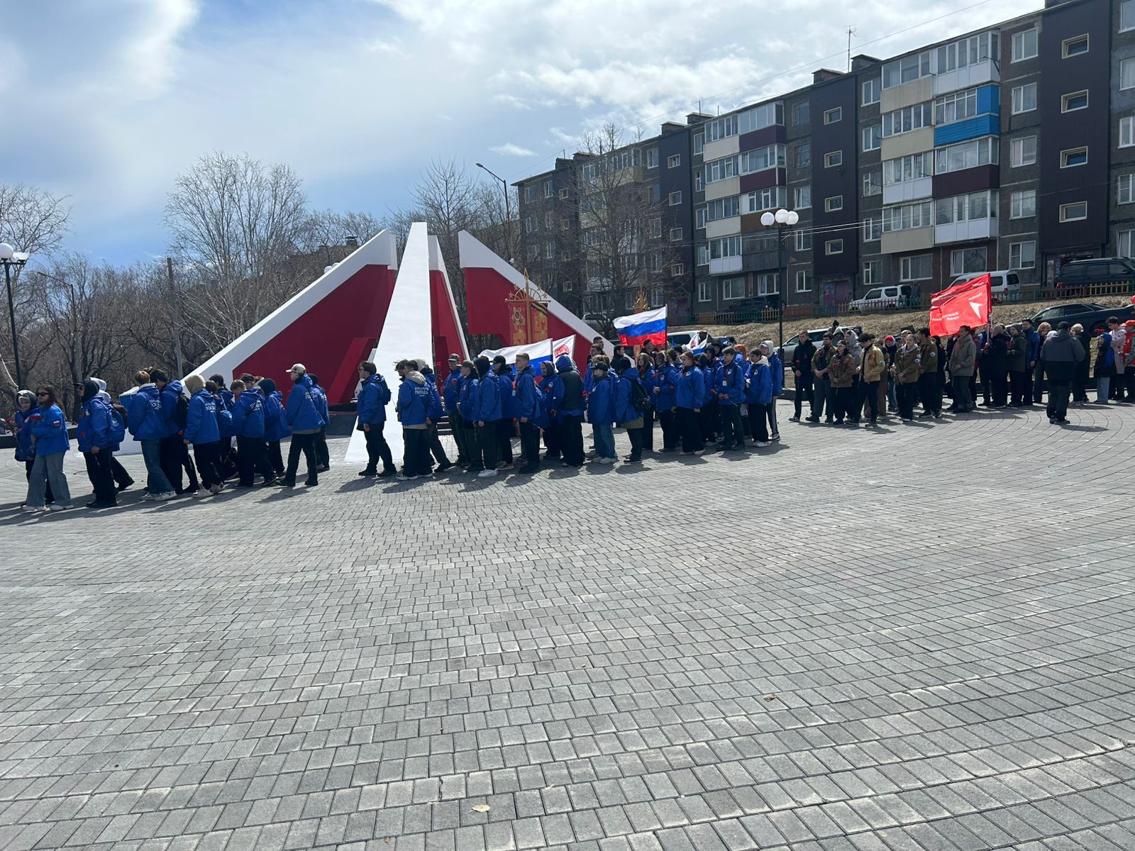 Наши школьники приняли участие в возложении цветов.