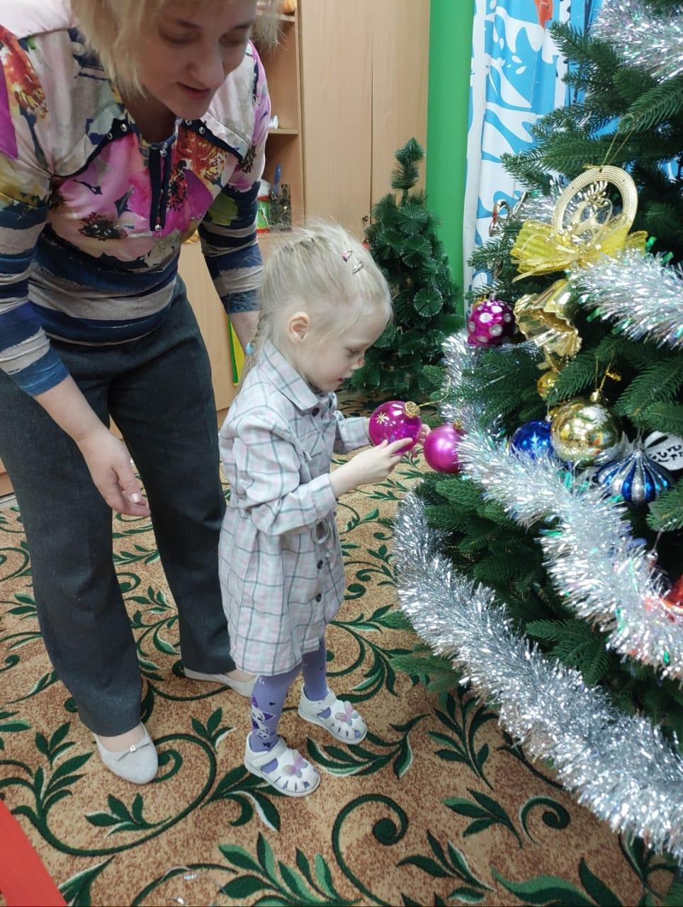 Воспитанники нашей дошкольной ступени уже нарядили елку!.
